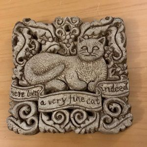 COMPOSITE PLAQUE “HERE LIVES A VERY FINE CAT INDEED”..4” x4” HANGING HOOK STONE